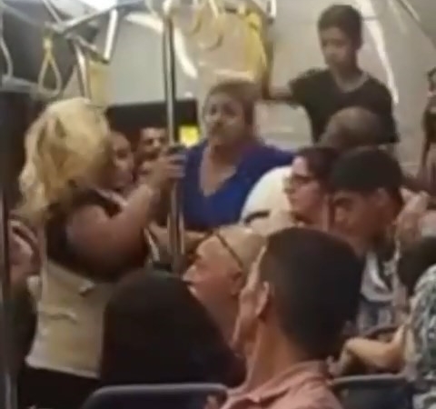Kadınlar otobüste saç saça baş başa kavga etti
