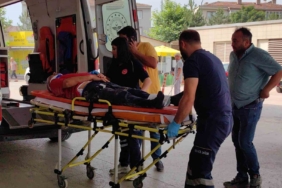 Kafasına demir parçası düşen işçi hastanelik oldu