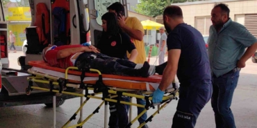 Kafasına demir parçası düşen işçi hastanelik oldu