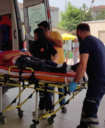 Kafasına demir parçası düşen işçi hastanelik oldu