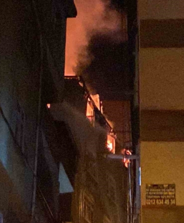 Kağıthane’de 5 katlı binanın çatı katı alev alev yandı