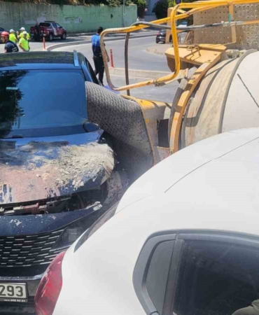 Kağıthane’de beton mikseri gelin arabasının üzerine devrildi: O anlar kamerada