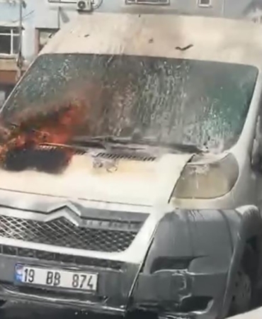 Kağıthane’de bir minibüs alevlere teslim oldu