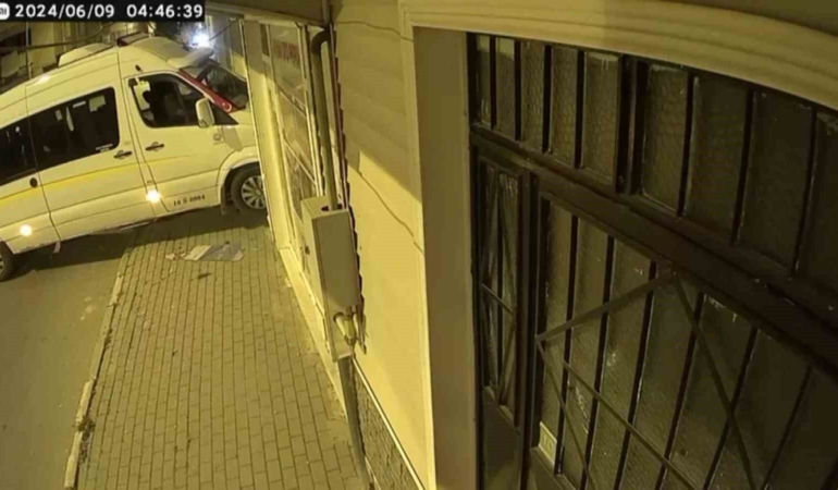 Kalp spazmı geçiren şoför dükkana böyle daldı, kendine gelince yoluna devam etti