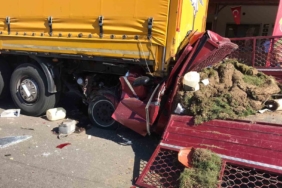 Kamyonet önce otomobile ardından tıra çarptı: 2 ölü