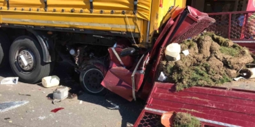 Kamyonet önce otomobile ardından tıra çarptı: 2 ölü
