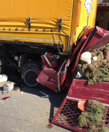 Kamyonet önce otomobile ardından tıra çarptı: 2 ölü