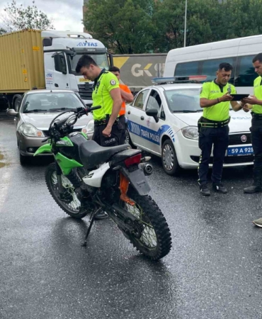 Kapaklı’da otomobil ile çarpışan motosikletteki 2 kişi yaralandı