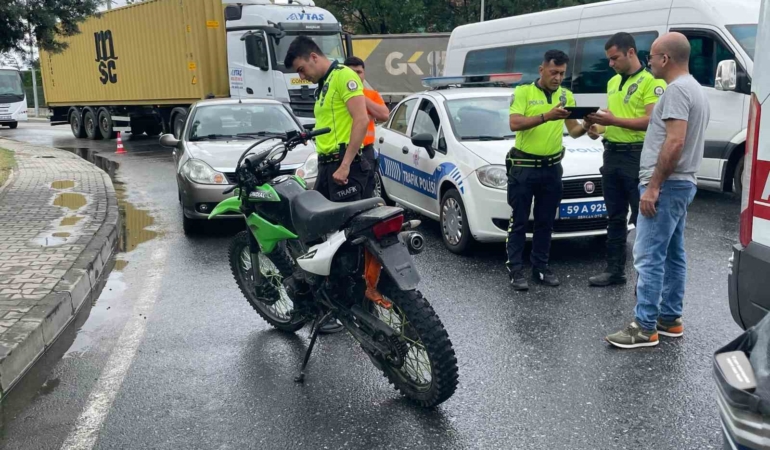 Kapaklı’da otomobil ile çarpışan motosikletteki 2 kişi yaralandı