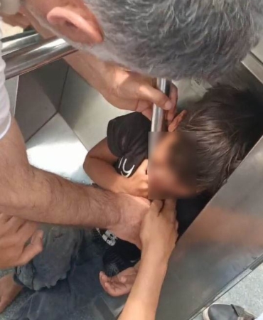 Karaköy tramvay durağında bir çocuğun başı turnikeye sıkıştı: O anlar kamerada