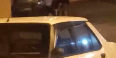 Karaköy’de aldatma kavgası kamerada: Adamın üstünü paramparça etti