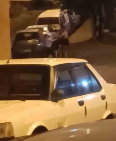 Karaköy’de aldatma kavgası kamerada: Adamın üstünü paramparça etti