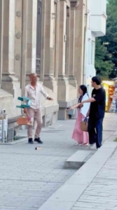 Karaköy’de turistlere fırçalı tuzak kuran boyacı kamerada: Zabıta cezai işlem uyguladı