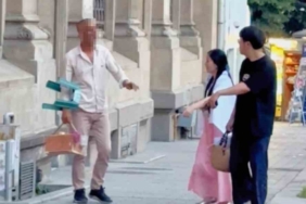 Karaköy’de turistlere fırçalı tuzak kuran boyacı kamerada: Zabıta cezai işlem uyguladı