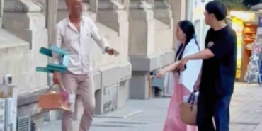 Karaköy’de turistlere fırçalı tuzak kuran boyacı kamerada: Zabıta cezai işlem uyguladı