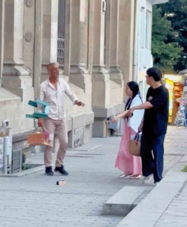 Karaköy’de turistlere fırçalı tuzak kuran boyacı kamerada: Zabıta cezai işlem uyguladı