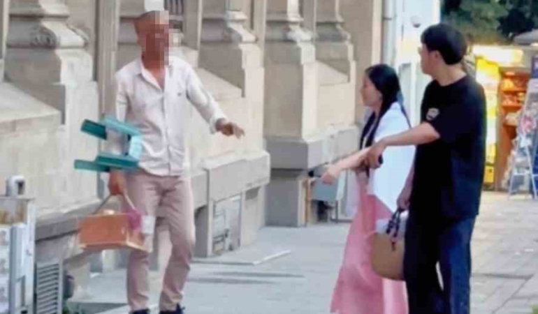 Karaköy’de turistlere fırçalı tuzak kuran boyacı kamerada: Zabıta cezai işlem uyguladı