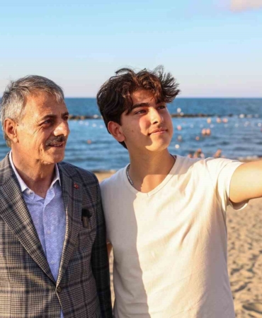 Karasu sahilde bulunan banklar sil baştan yenilendi