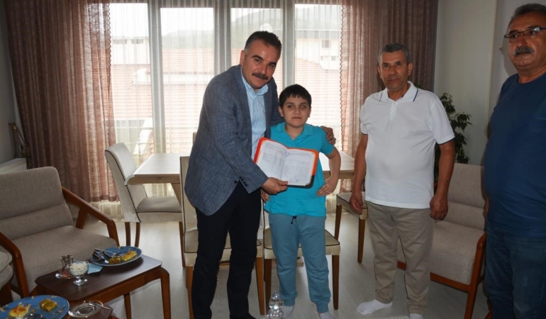 Karnesini evinde kaymakamdan aldı