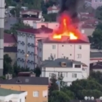 Kartal’da 5 katlı binanın çatısı alev alev yandı