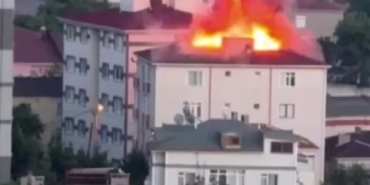 Kartal’da 5 katlı binanın çatısı alev alev yandı