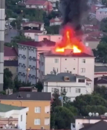 Kartal’da 5 katlı binanın çatısı alev alev yandı