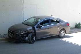 Kartal’da iki araç çarpıştı, savrulan araç yan yattı