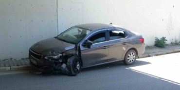 Kartal’da iki araç çarpıştı, savrulan araç yan yattı