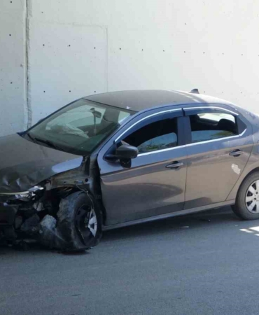 Kartal’da iki araç çarpıştı, savrulan araç yan yattı