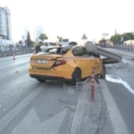 Kartal’da kontrolden çıkan taksi bariyerlere girdi