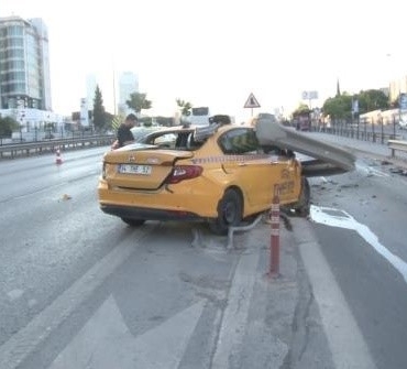 Kartal’da kontrolden çıkan taksi bariyerlere girdi