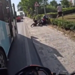 Kartal’da motosikletlinin kaldırımdaki kadına çarptığı anlar kamerada