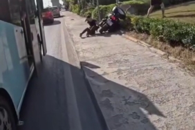 Kartal’da motosikletlinin kaldırımdaki kadına çarptığı anlar kamerada