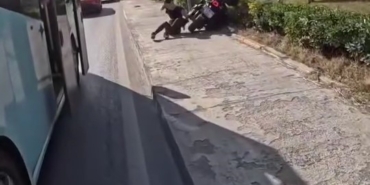 Kartal’da motosikletlinin kaldırımdaki kadına çarptığı anlar kamerada