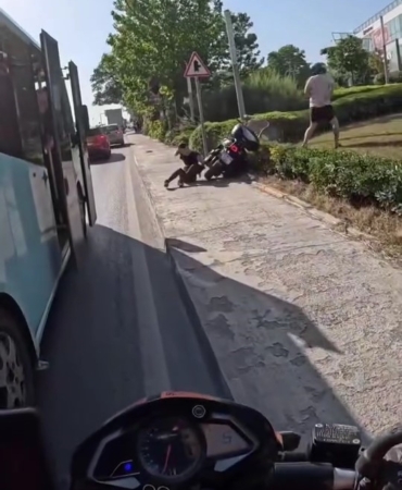 Kartal’da motosikletlinin kaldırımdaki kadına çarptığı anlar kamerada