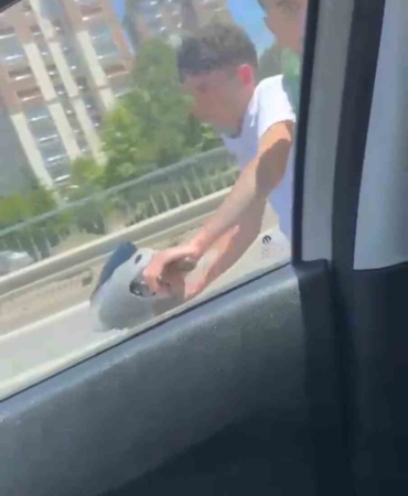 Kartal’da yayaya yol veren sürücüye saldırmaya çalışan trafik magandaları kamerada