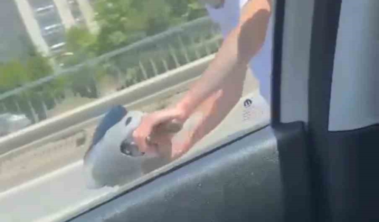 Kartal’da yayaya yol veren sürücüye saldırmaya çalışan trafik magandaları kamerada