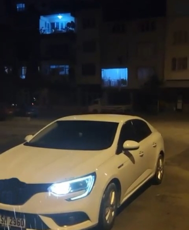 Kavurucu sıcakta yaklaşık 15 metrekarelik alana yağan yağmur şaşırttı