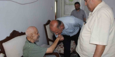 Kaymakam Ünal ve ilçe protokolü şehit babasını Babalar Günü’nde yalnız bırakmadı