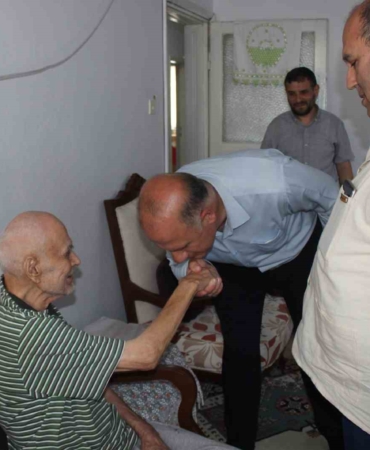 Kaymakam Ünal ve ilçe protokolü şehit babasını Babalar Günü’nde yalnız bırakmadı