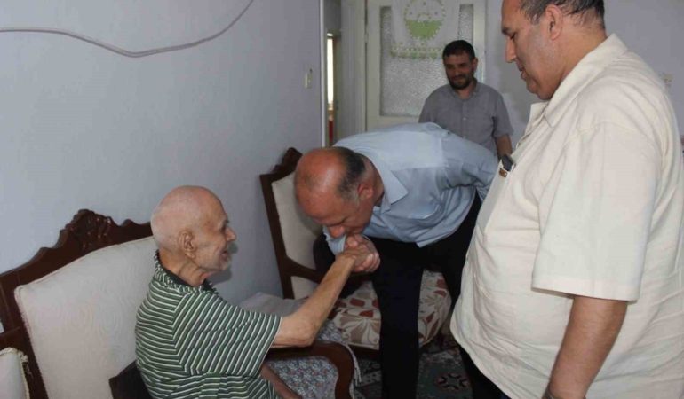 Kaymakam Ünal ve ilçe protokolü şehit babasını Babalar Günü’nde yalnız bırakmadı