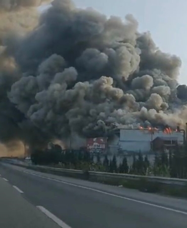 Kereste fabrikası alev alev yandı, dumanları D-650 kara yolunu kapladı