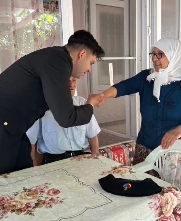 Kırklareli Jandarması, şehit anneleri ve babalarının elini öptü