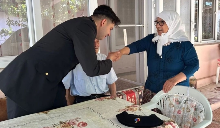 Kırklareli Jandarması, şehit anneleri ve babalarının elini öptü