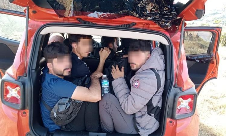 Kırklareli’nde dur ihtarına uymayan araçta kaçak göçmen yakalandı