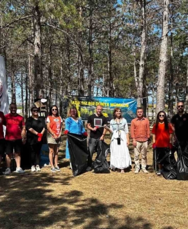 Kırklareli’nde öğrenciler piknik alanındaki çöpleri topladı