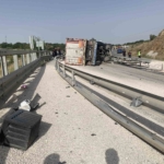 Kırklareli’nde tır devrildi: 1 ölü