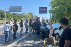 Kırmızı ışıkta geçen otomobil yolun karşısına geçmek isteyen araca çarptı: 5 yaralı