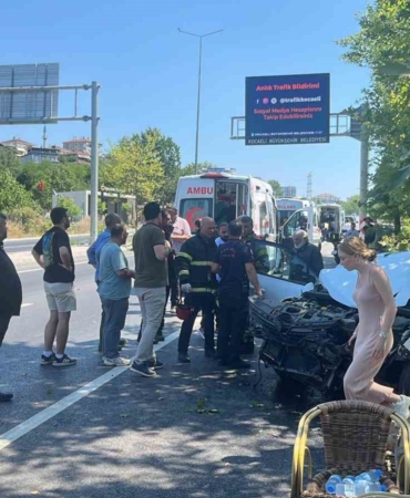 Kırmızı ışıkta geçen otomobil yolun karşısına geçmek isteyen araca çarptı: 5 yaralı