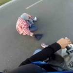 Kırmızı ışıkta yolun karşısına geçen yayaya motosikletin çarptığı anlar kamerada